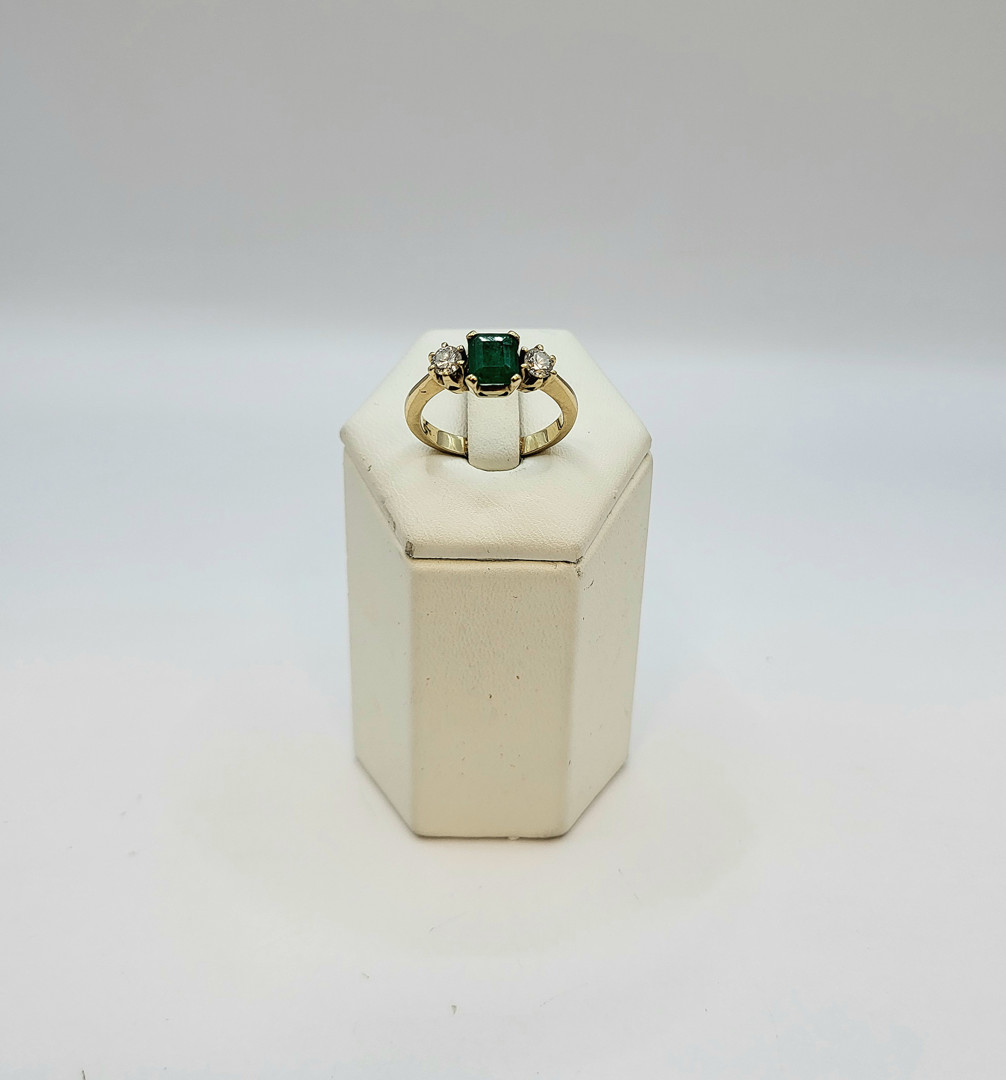 Anello oro pietra diamanti