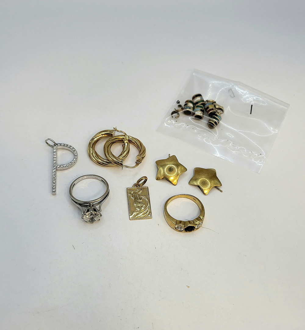 Vari oggetti oro pietre