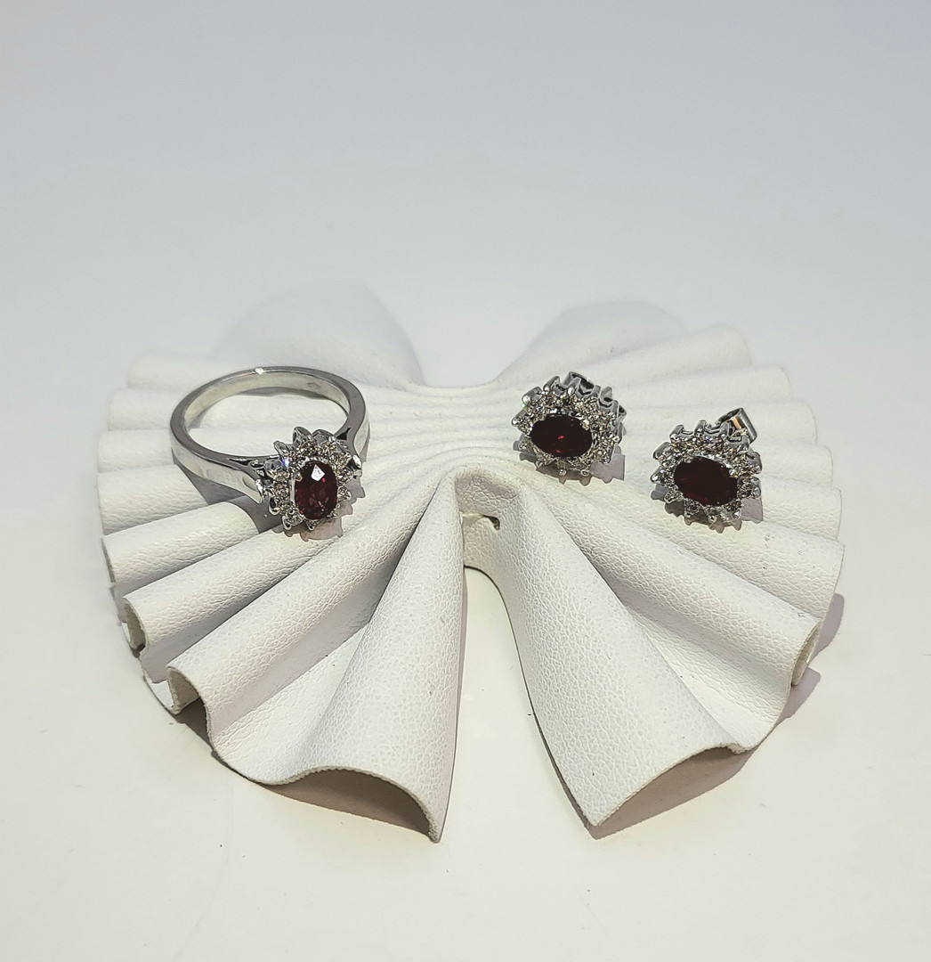 Anello e un paio orecchini oro pietre diamantini 