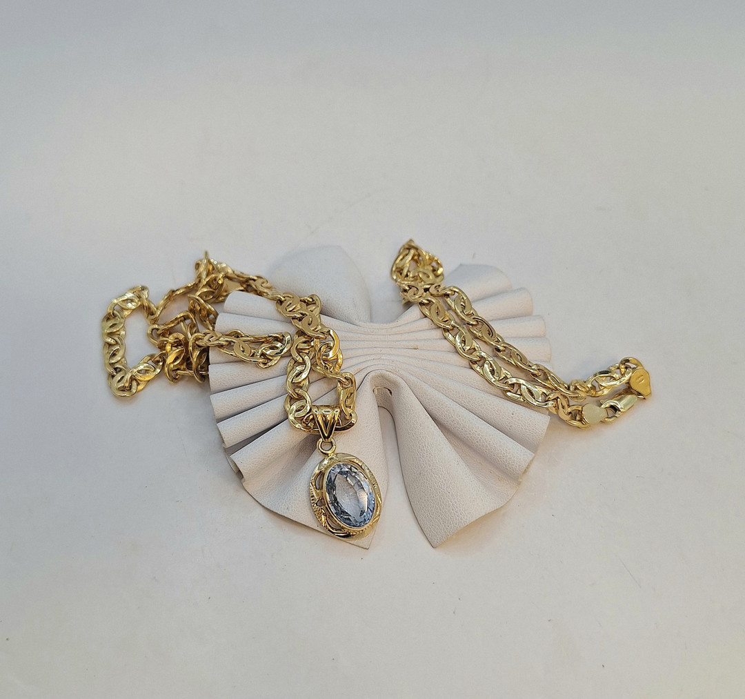 Vari oggetti oro pietra