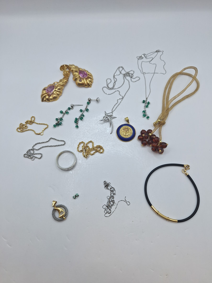 Vari oggetti in oro pietre metallo caucciù