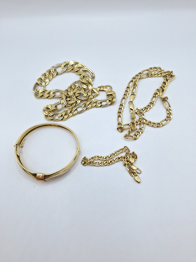 Due collane e due bracciali oro