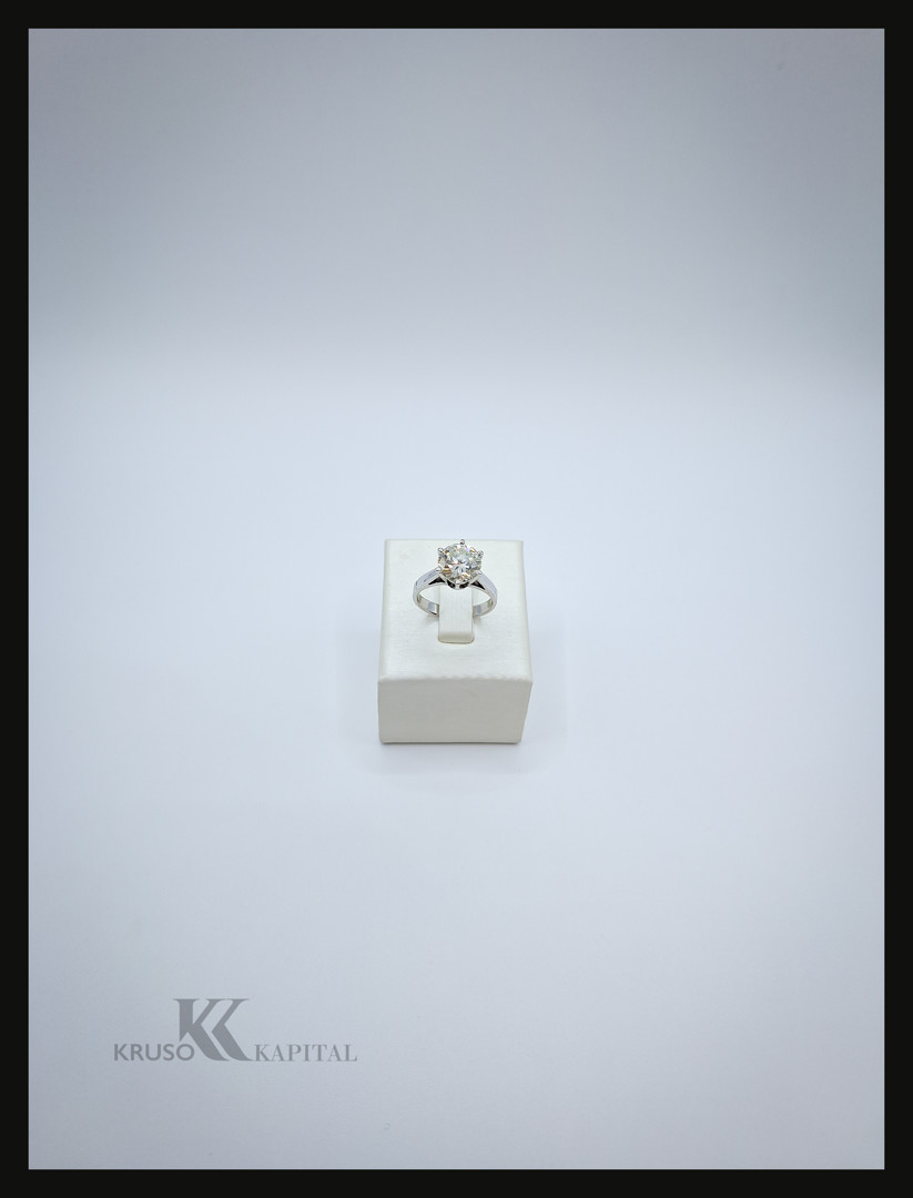 Anello oro con diamante 