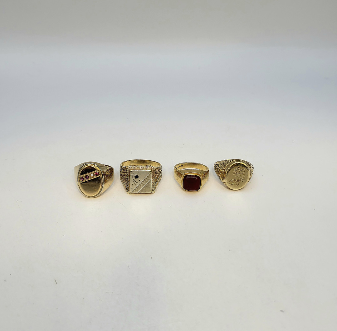 Quattro anelli oro pietre