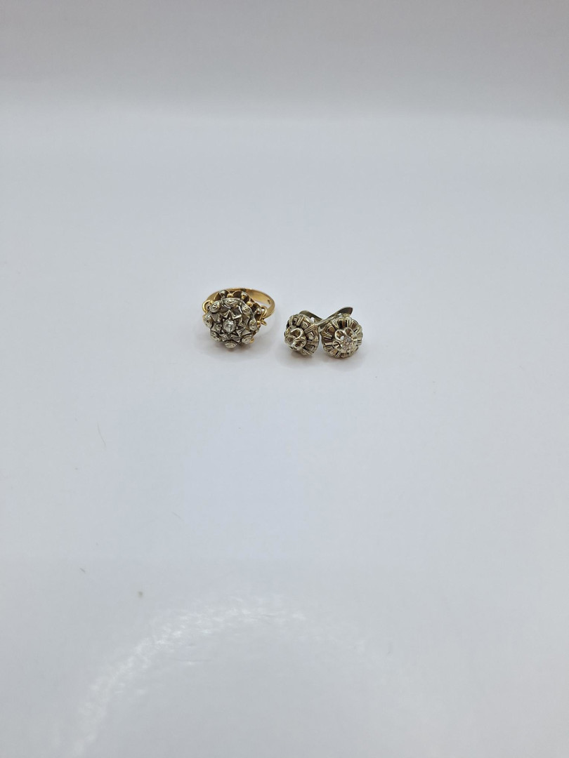 Un paio di orecchini e anello oro diamanti