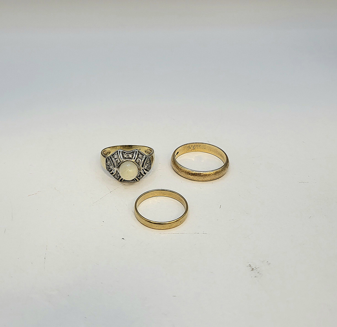 Tre anelli oro pietre madreperla