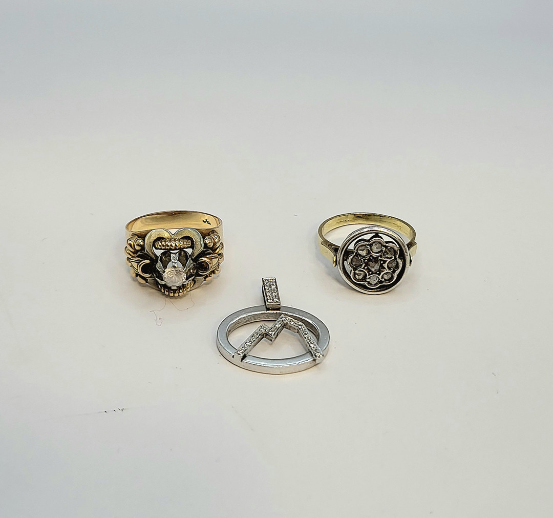 Due anelli e ciondolo oro argento diamanti