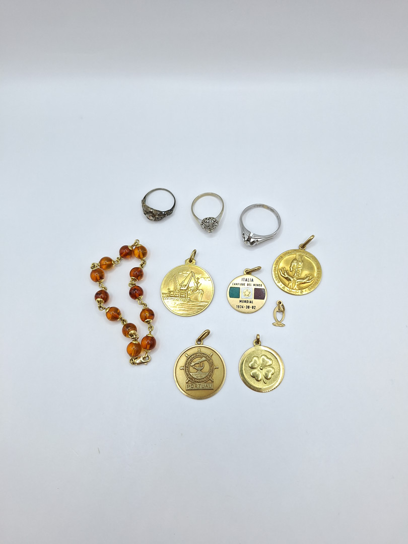 Vari oggetti oro diamantini smalti pietre