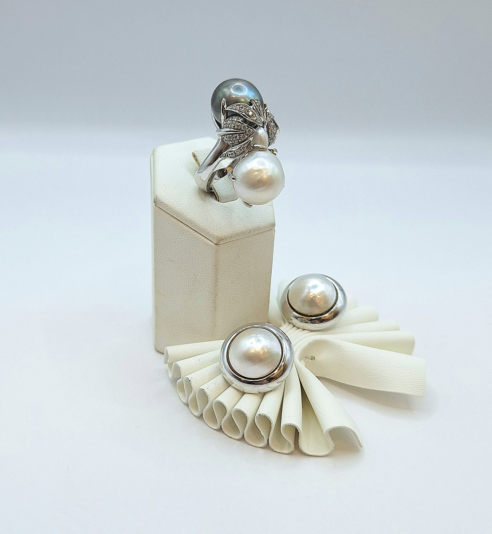 Anello e un paio orecchini oro perle mabè diamanti