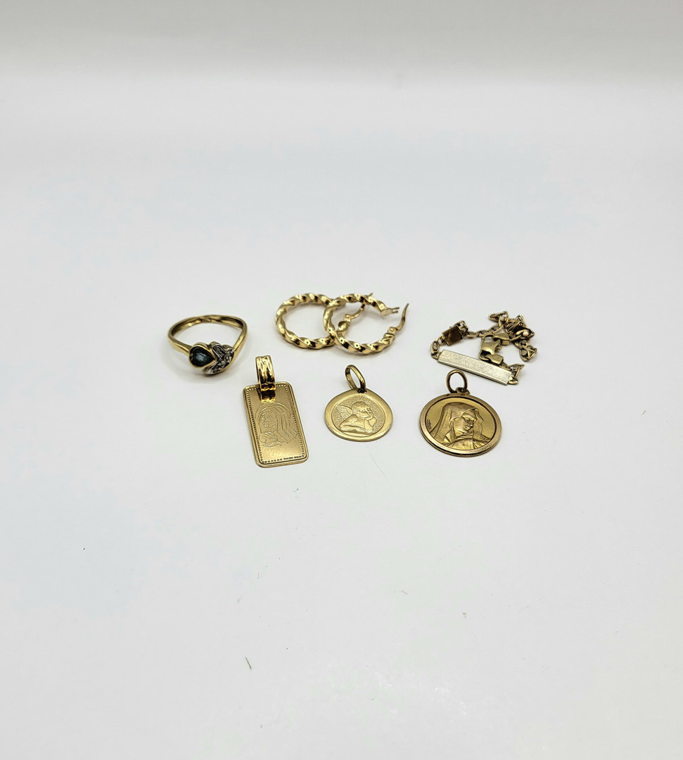 Vari oggetti oro pietre