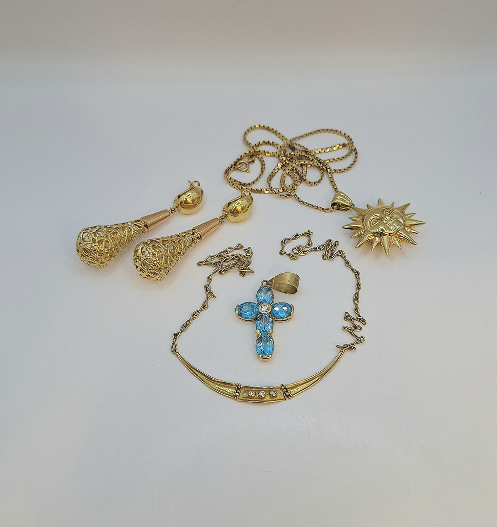 Vari oggetti oro pietre