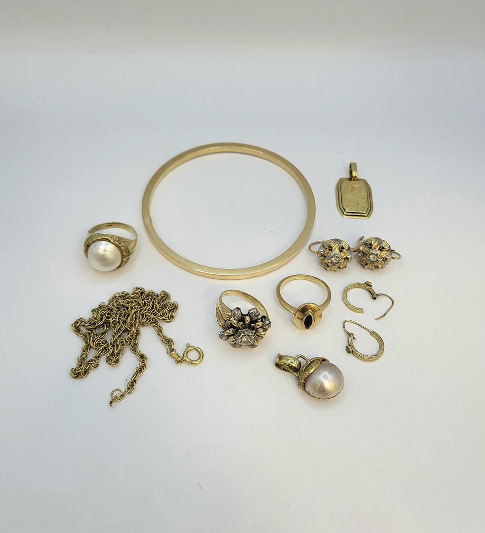 Vari oggetti in oro diamantino pietre perle 