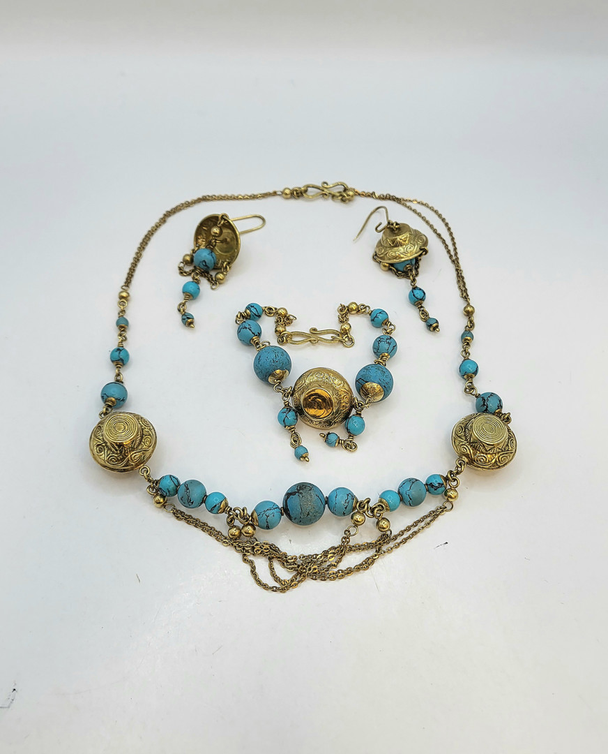 Vari oggetti oro pietre