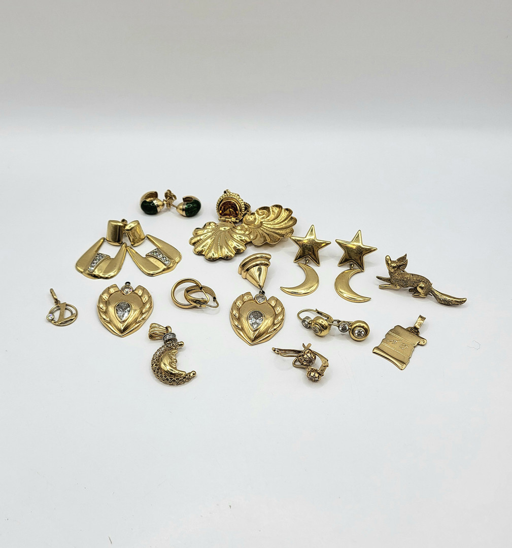 Vari oggetti in oro pietre 