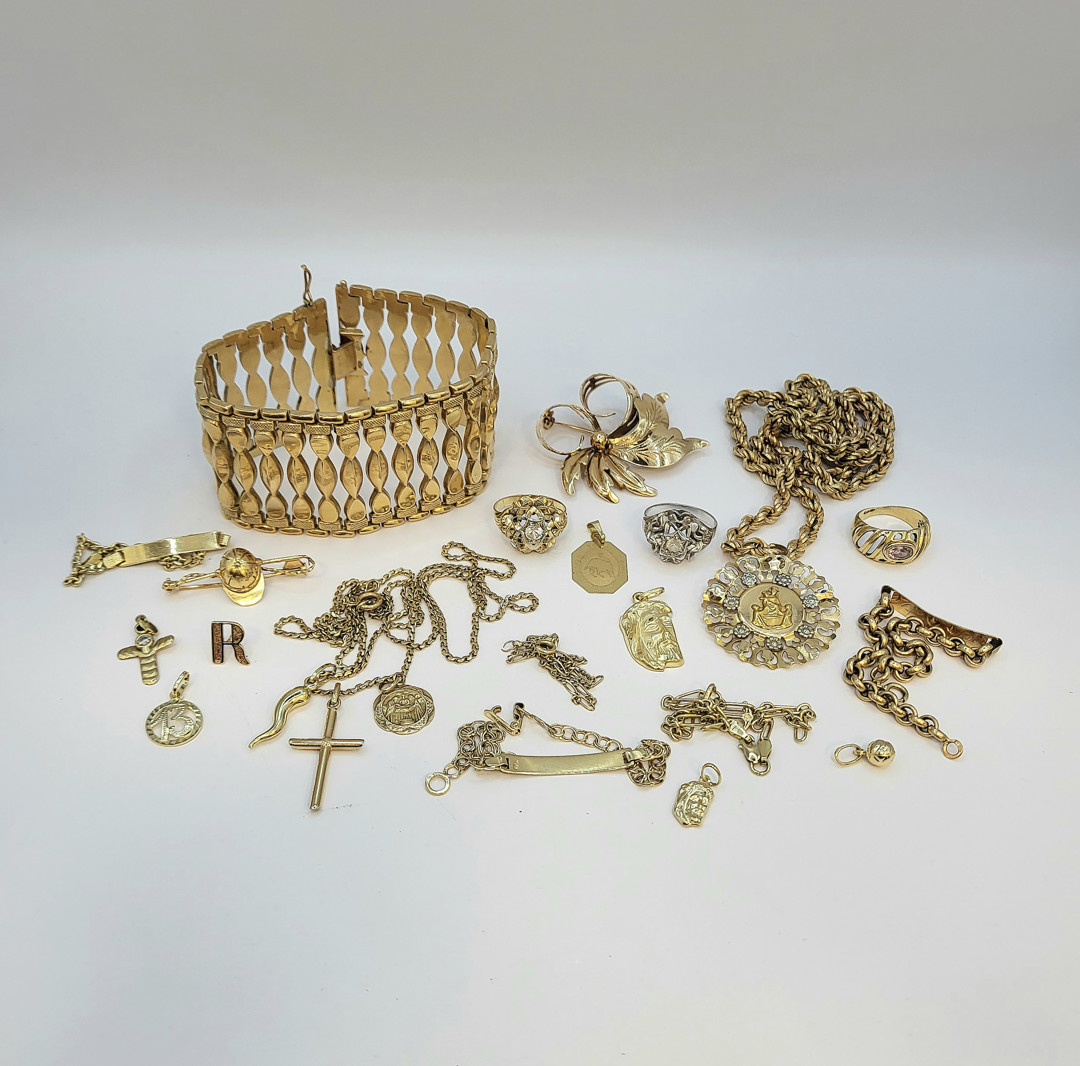 Vari oggetti oro pietre