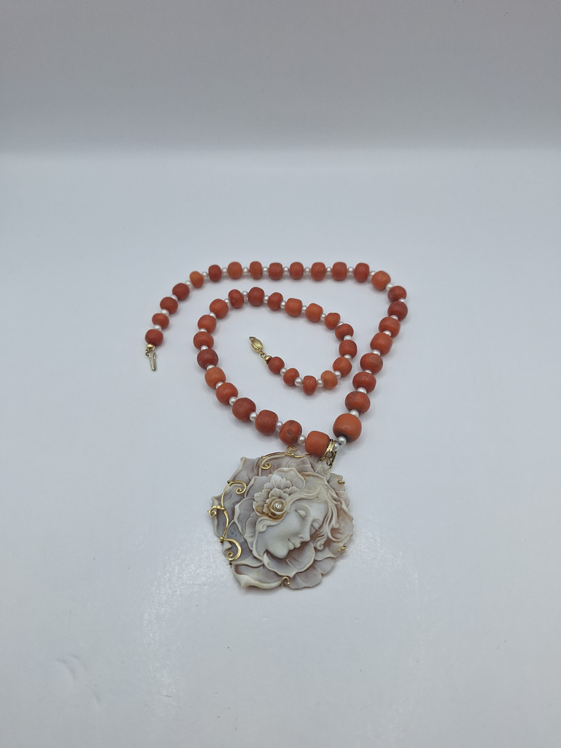 Collana oro pietre perle coralli