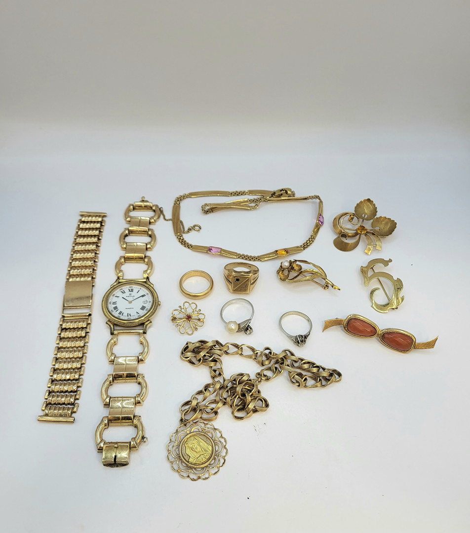 Vari oggetti oro pietre coralli perle diamantini