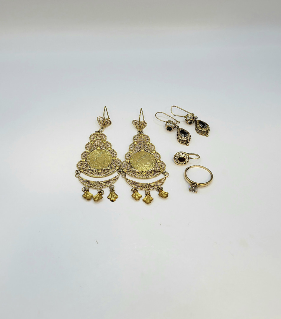 Anello e cinque orecchini oro pietre