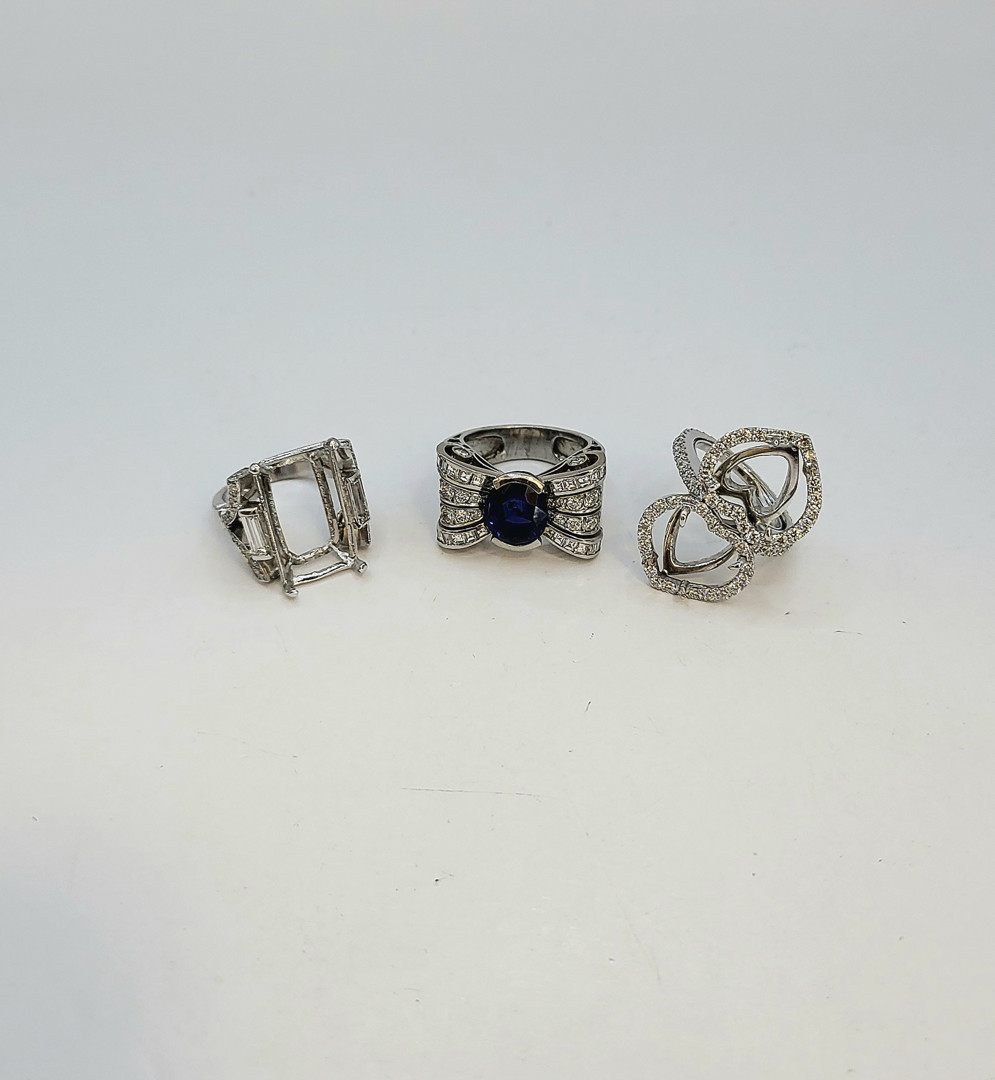 Tre anelli oro pietra diamanti