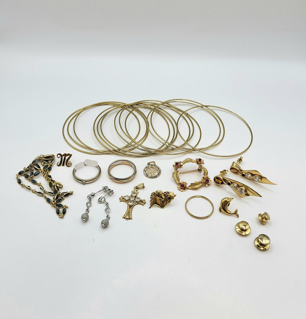 Vari oggetti oro pietre diamantino