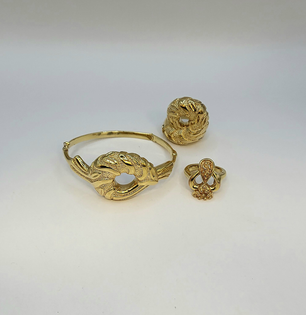 Due anelli e bracciale oro