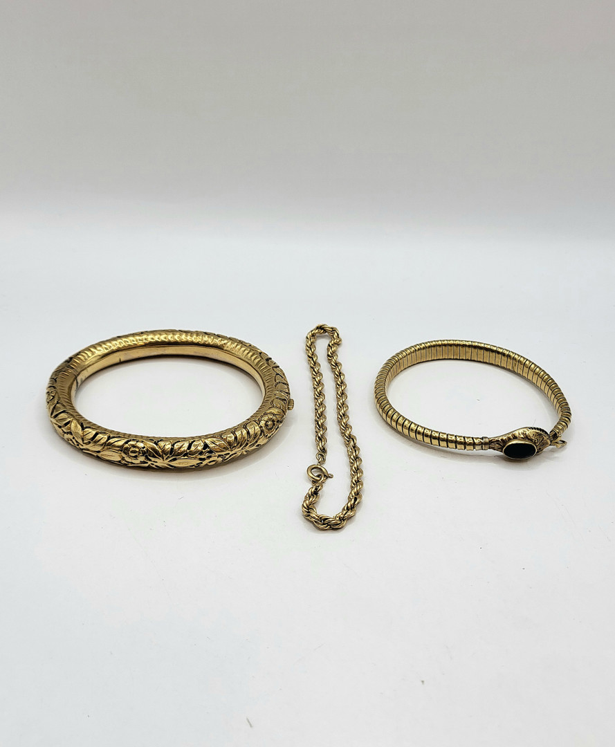 Tre bracciali oro pietra 