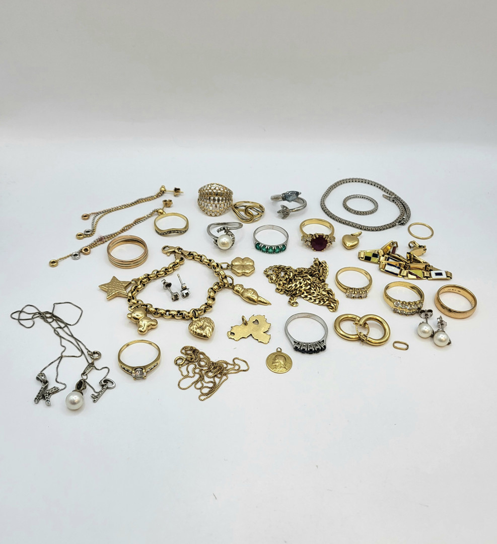 Vari oggetti oro pietre perle smalti 