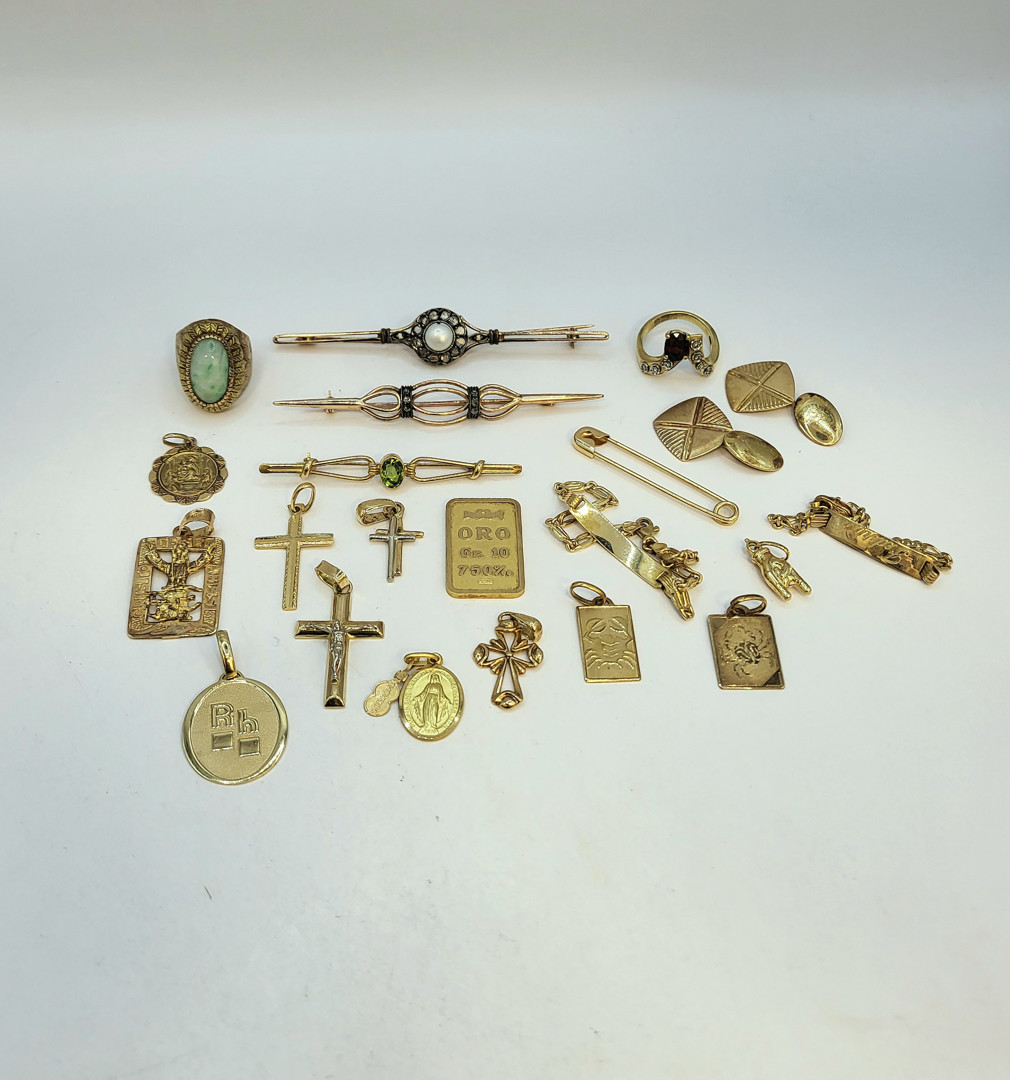 Vari oggetti oro pietre argento 