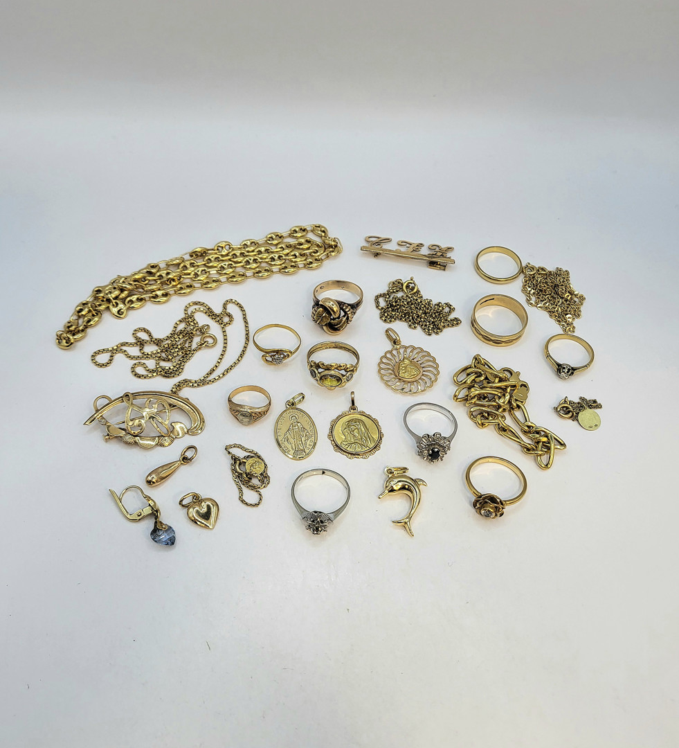 Vari oggetti oro pietre