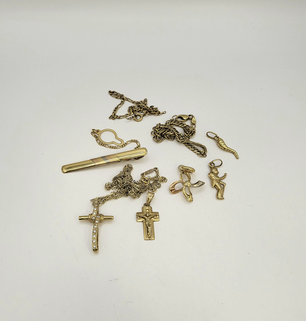 Vari oggetti in oro pietre 