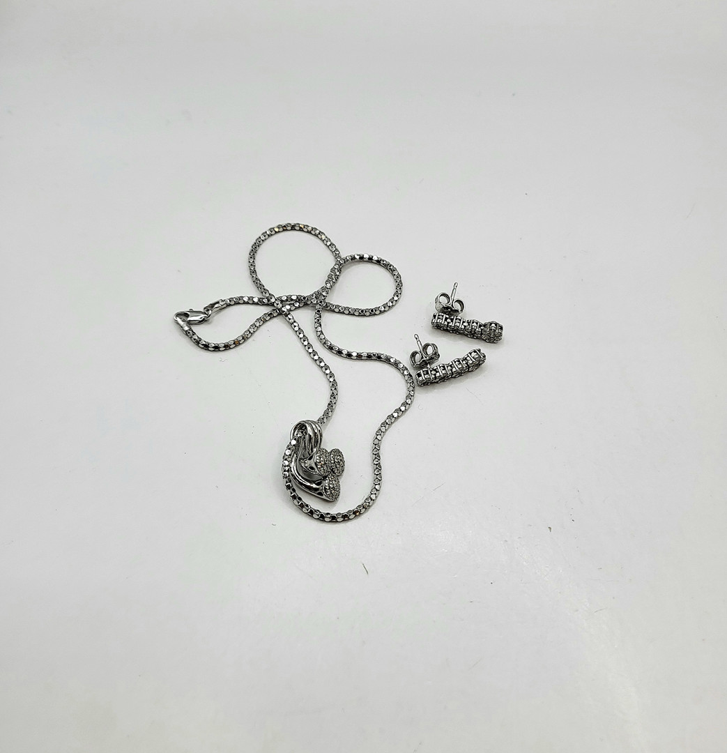 Un paio di orecchini collana e ciondolo oro diamantini 