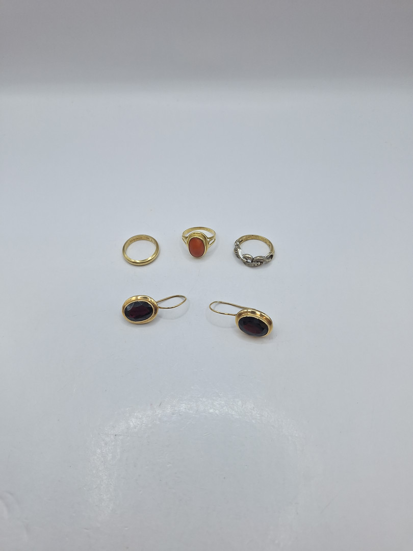 Tre anelli e un paio di orecchini oro pietre 