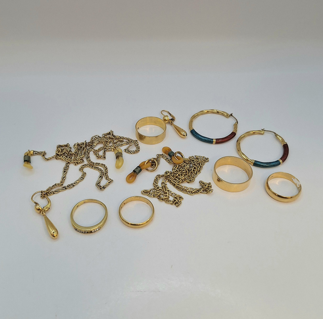 Vari oggetti oro smalti pietre