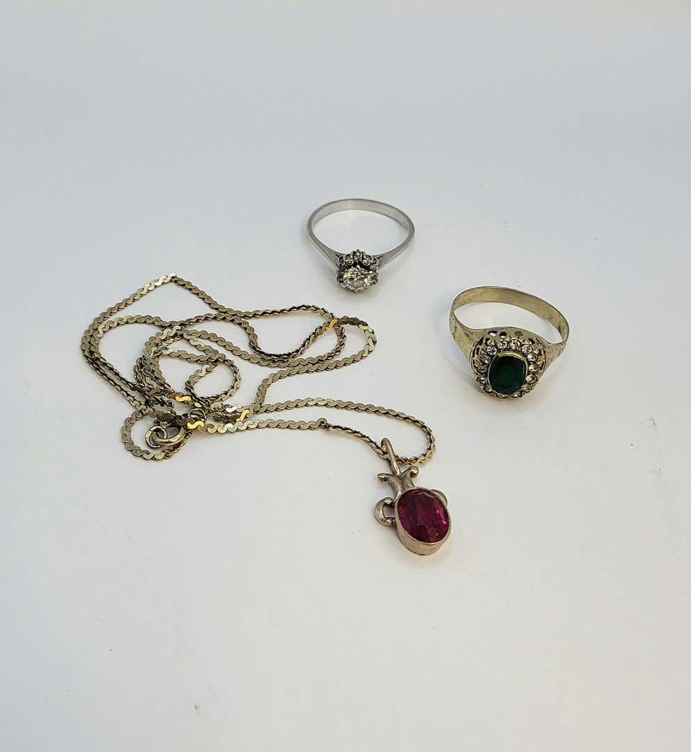 Due anelli e collana in oro diamanti pietre