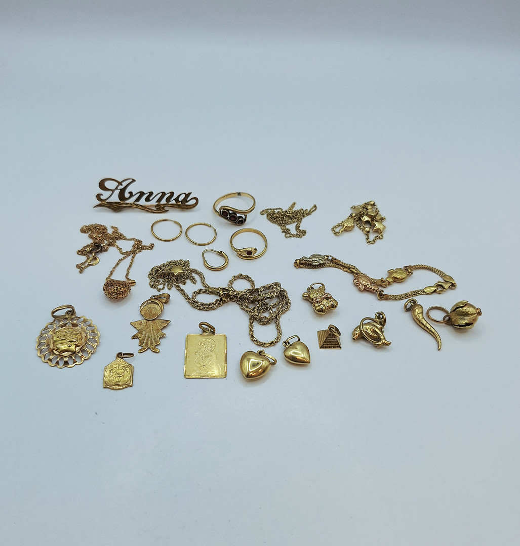 Vari oggetti oro pietre 