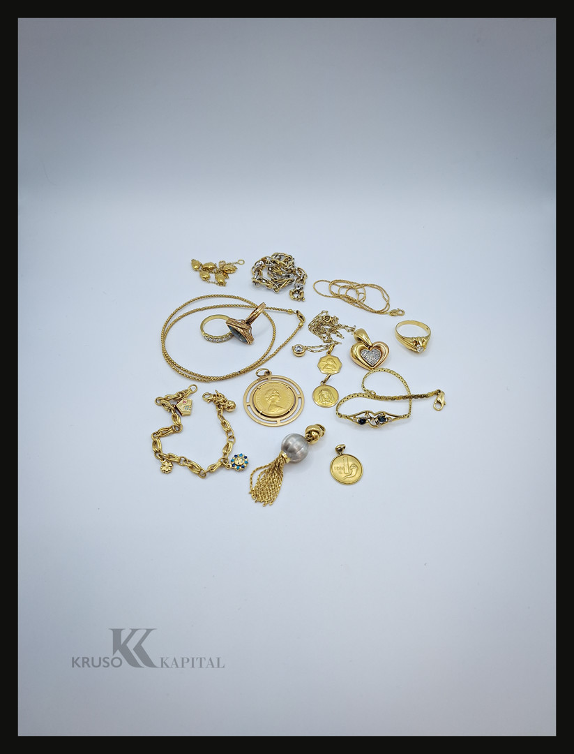 Vari oggetti in oro diamanti pietre