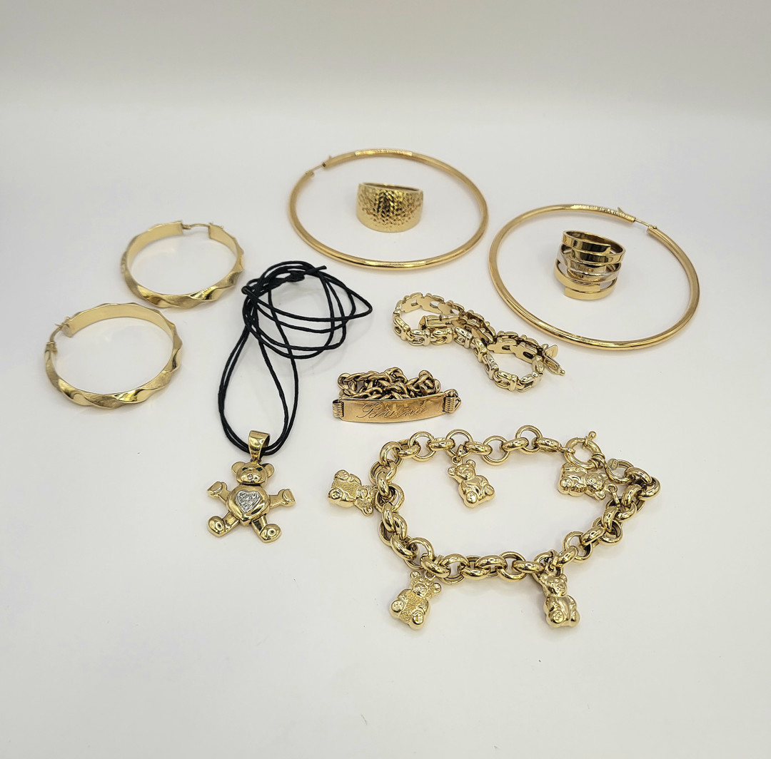 Vari oggetti in oro pietre 