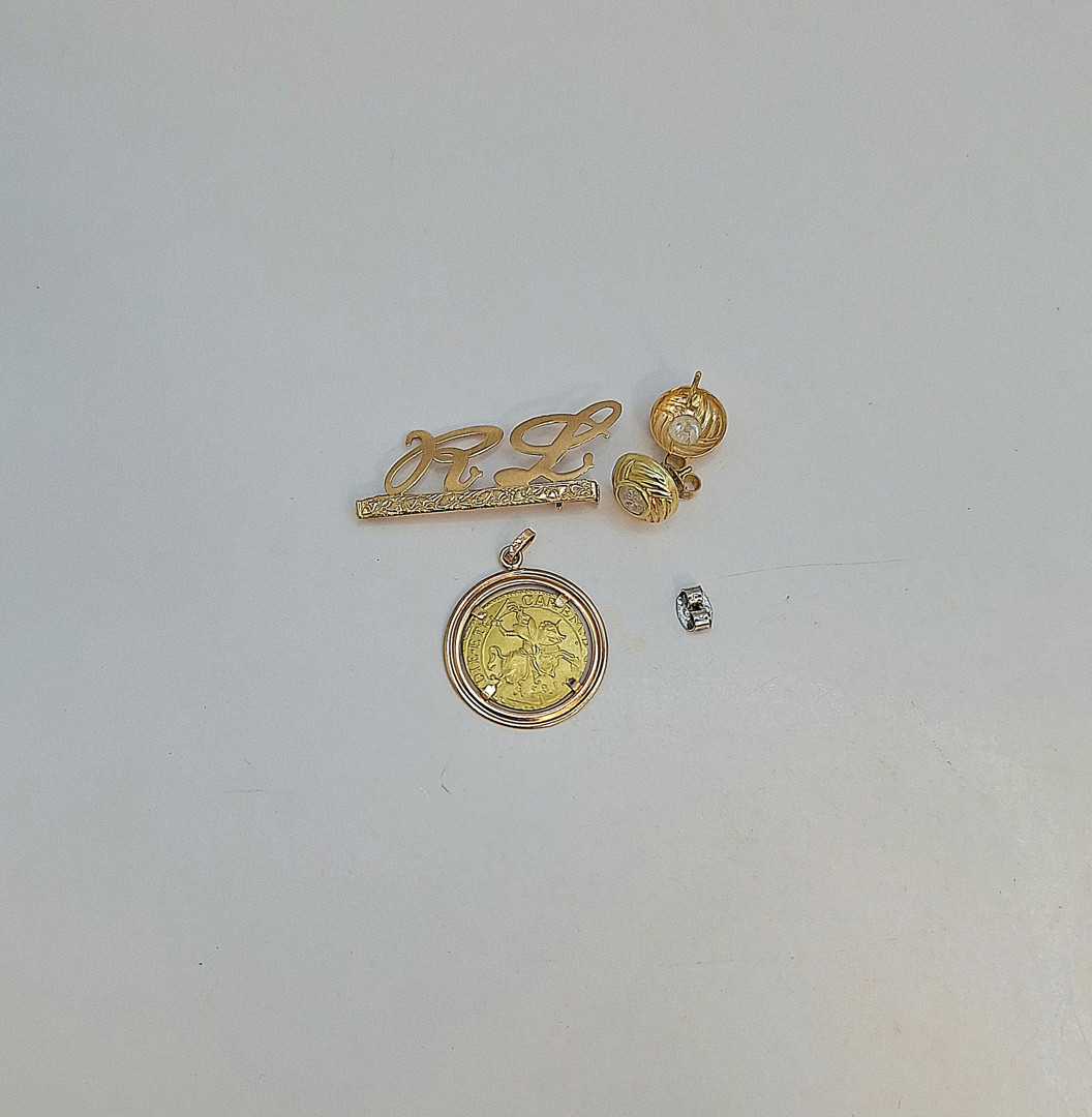 Ciondolo spilla e un paio orecchini oro pietre