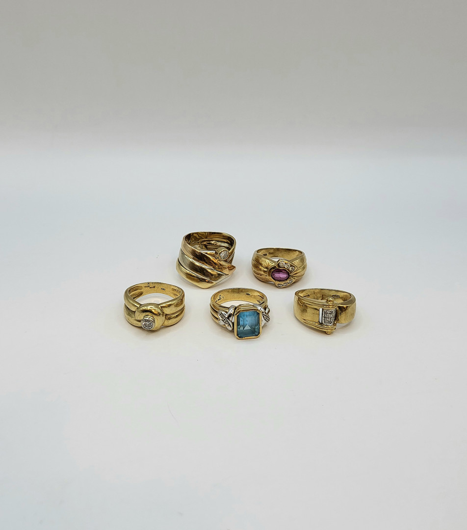 Cinque anelli oro diamanti pietre