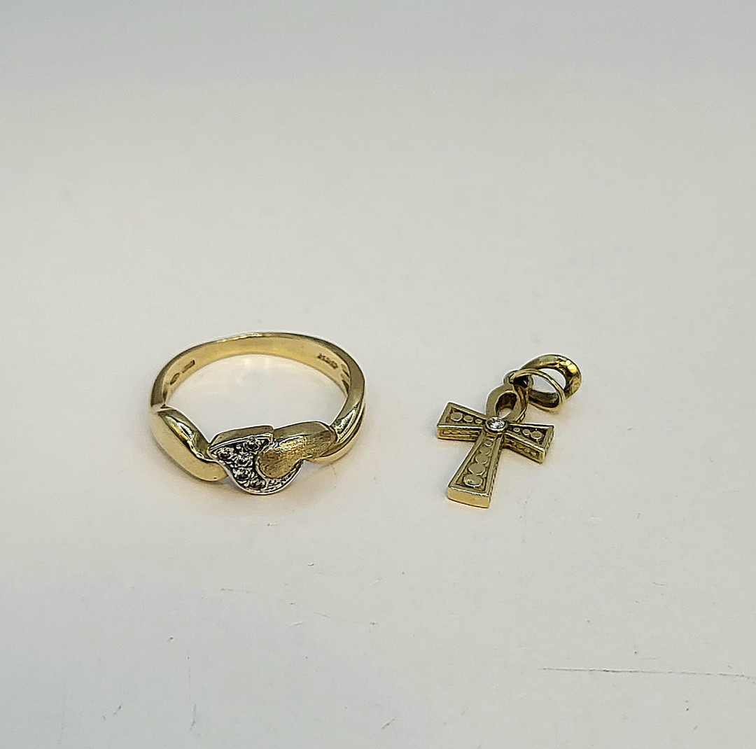 Anello e ciondolo oro diamanti