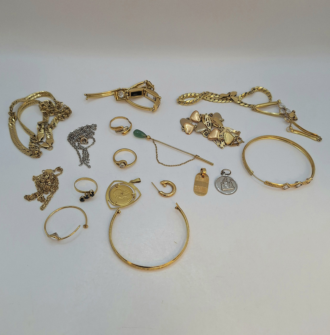 Vari oggetti oro pietre diamantini