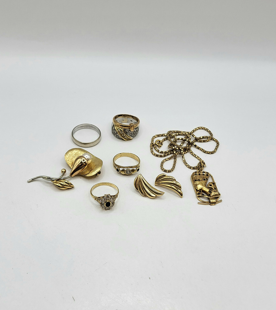 Vari oggetti oro pietre