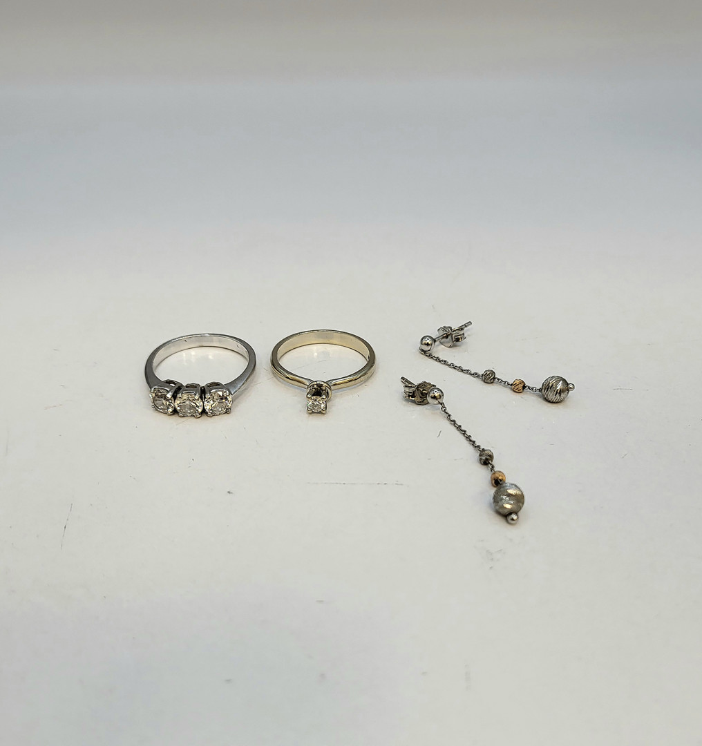 Vari oggetti oro diamante pietre