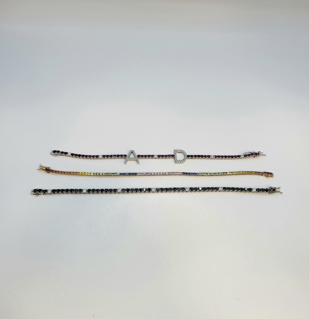 Tre bracciali oro diamanti pietre