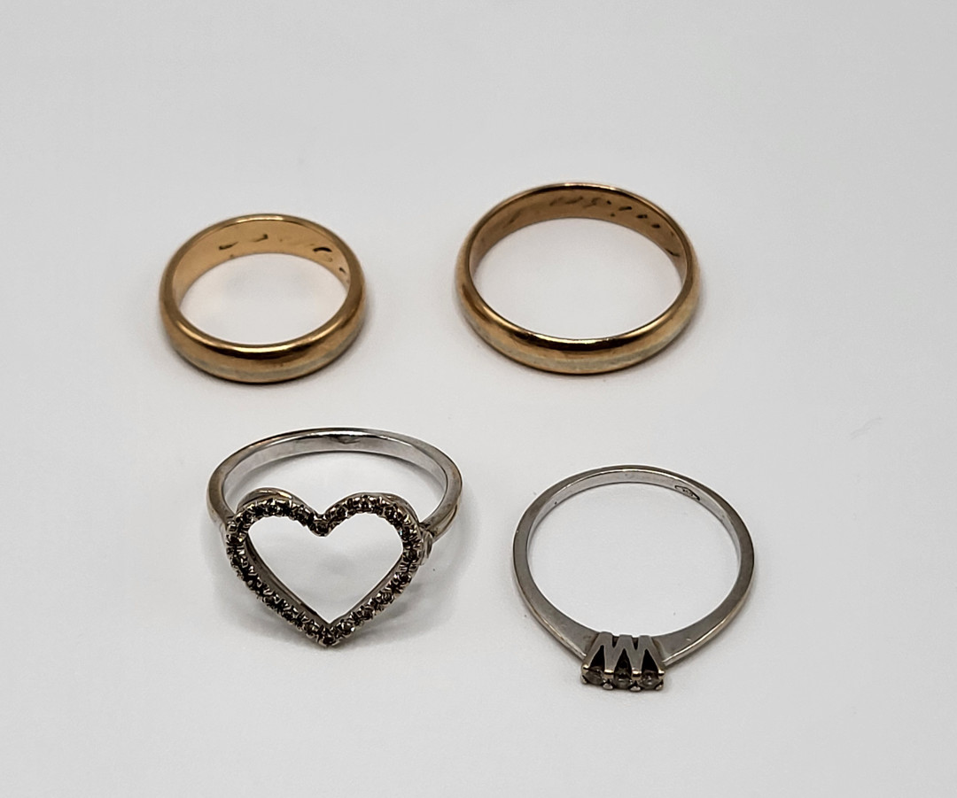 Quattro di anelli oro diamantini