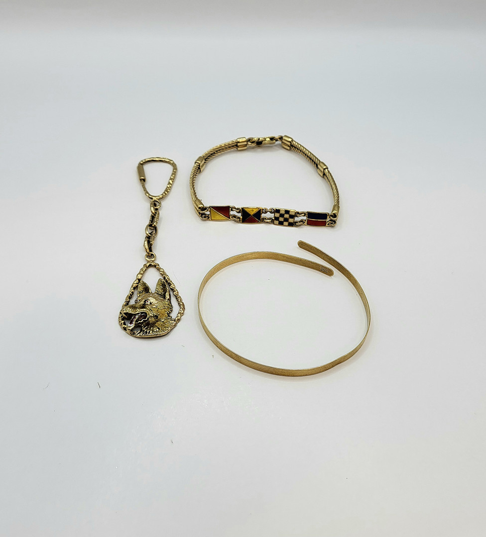 Due bracciali e portachiavi oro smalto