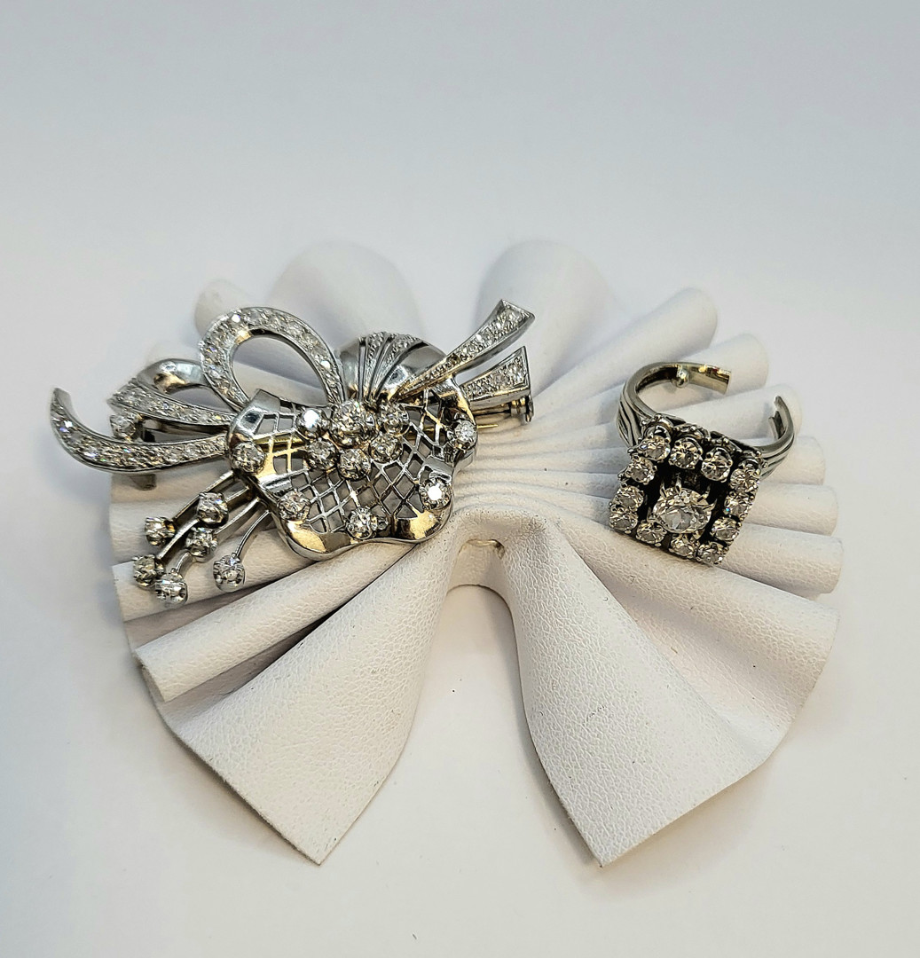 Anello e spilla in oro diamanti