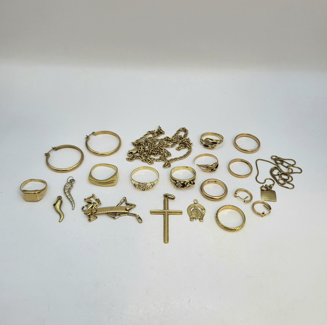 Vari oggetti in oro pietre 