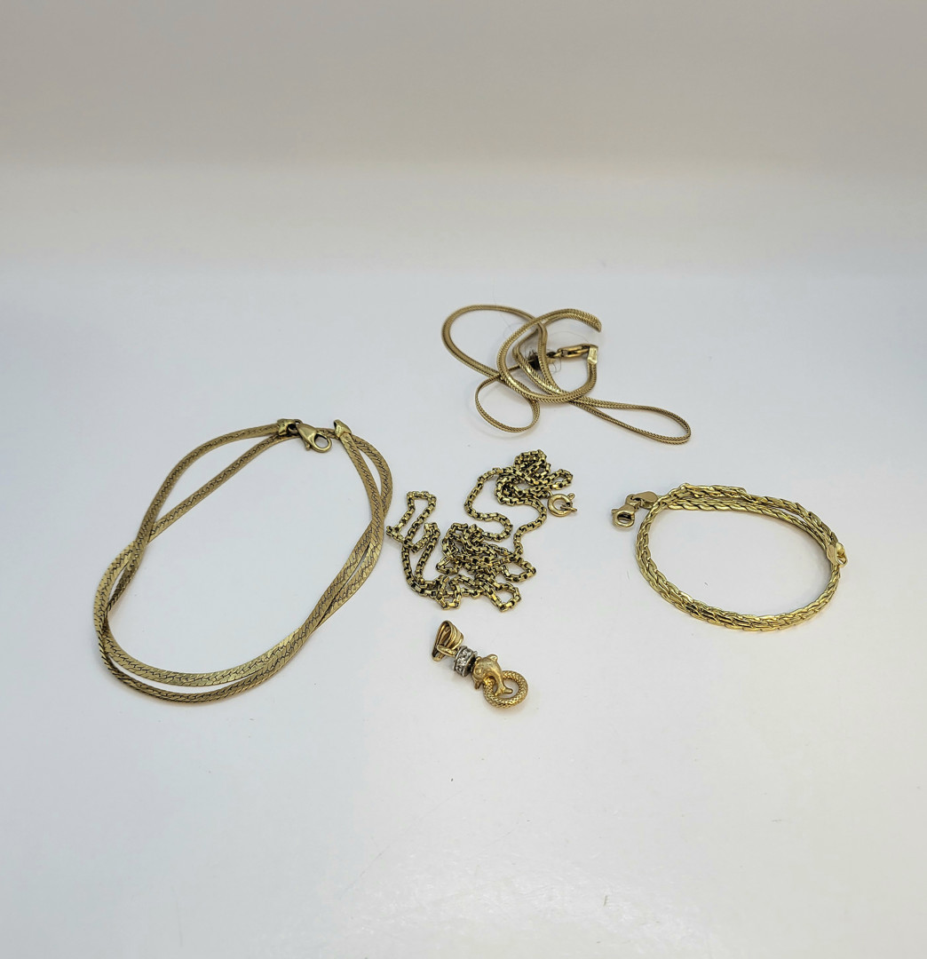 Vari oggetti oro pietre