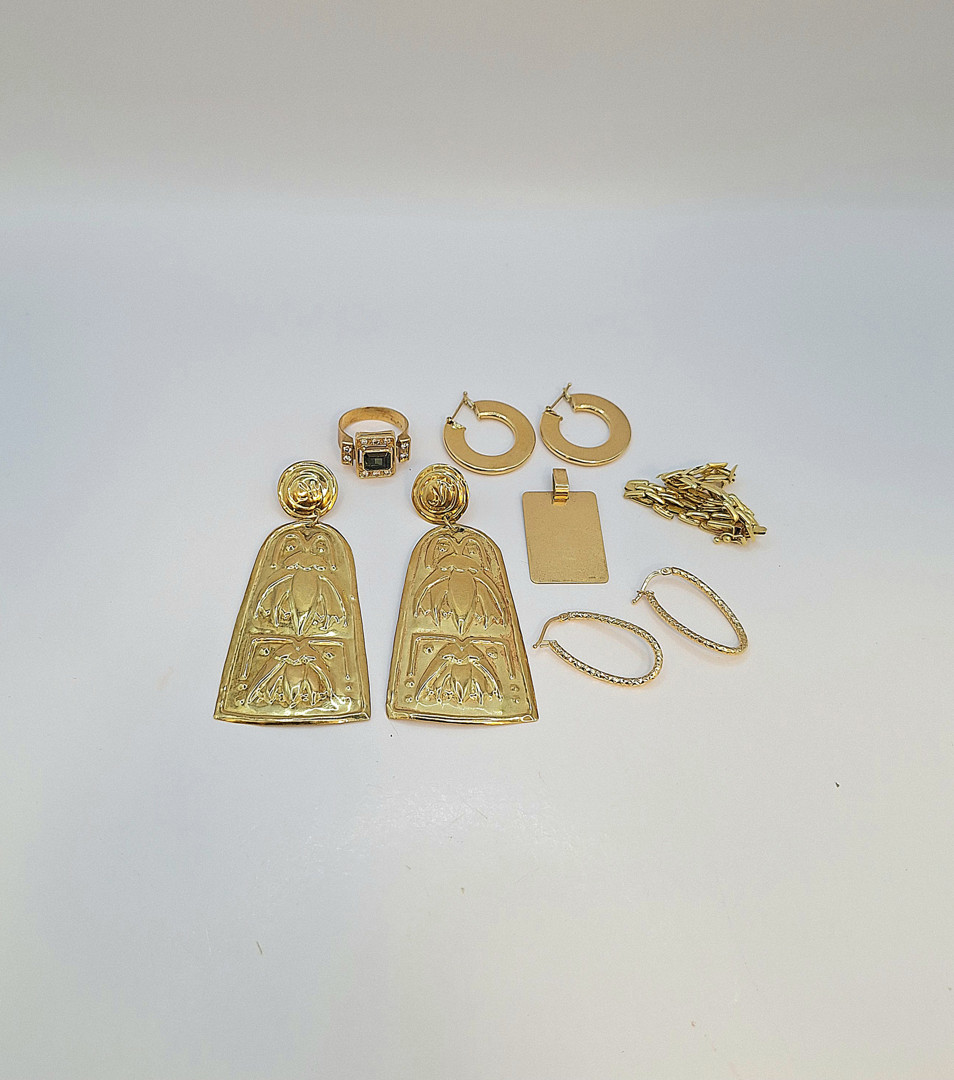 Vari oggetti in oro pietre 
